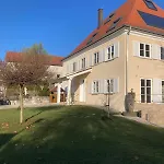 Lichtdurchflutete 65m2 Einliegerwohnung Mit Grosser Suedterrasse Und Komfort-bad Апартаменты