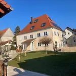 Lichtdurchflutete 65m2 Einliegerwohnung Mit Grosser Suedterrasse Und Komfort-bad Апартаменты